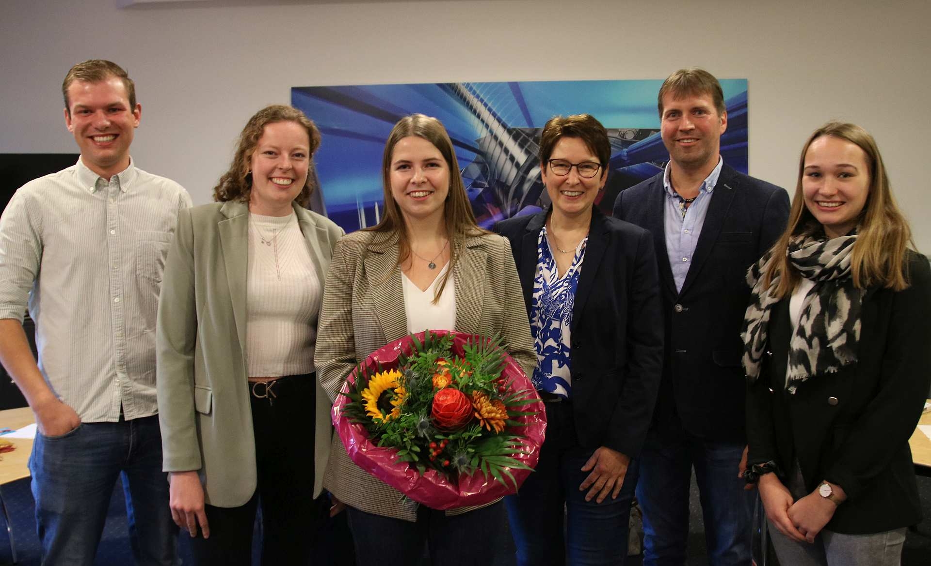 Eltern, Freund*innen und Kommiliton*innen gratulieren Anna Lena zu ihrer Auszeichnung. (Foto: Petra Pieper, ZC Westfälischer Friede)